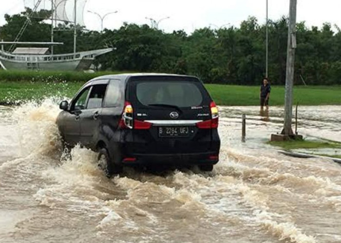 Hati-hati! Berikut Tips Aman Mengendarai Mobil Saat Banjir