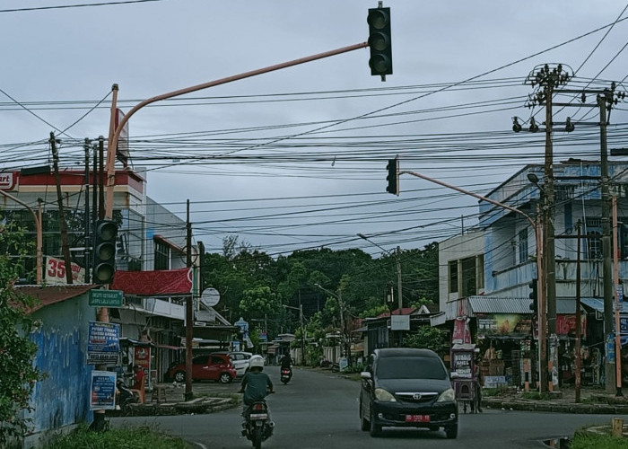 7 Hari Traffic Light di Simpang 4 Jalan Mangga Raya Mati, Pengendara Keluhkan hampir Ditabrak Ibu-ibu