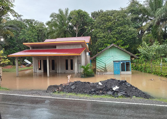 Puluhan Rumah, Fasilitas Kesehatan Terdampak Banjir dan Longsor di Kecamatan Batik Nau
