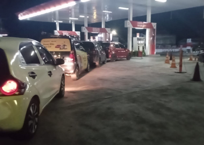 Antrian Mengular di Sejumlah SPBU Kota Bengkulu, Masyarakat Berharap Pemerintah Bisa Segera Cari Solusi 