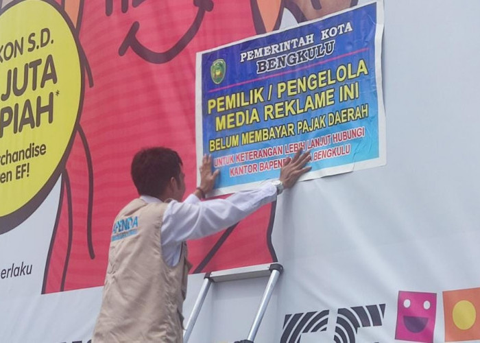 Bapenda Pasang Peringatan di Reklame 'Nakal'