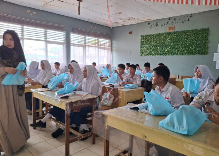 Siswa SMPN 6 Kota Bengkulu Terima Paket MBG untuk Berbuka, Menu Kurma dan Buah Jadi Andalan