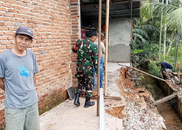 Tembok Belakang Rumah Warga Bumi Ayu Ambruk Setelah Hujan Deras