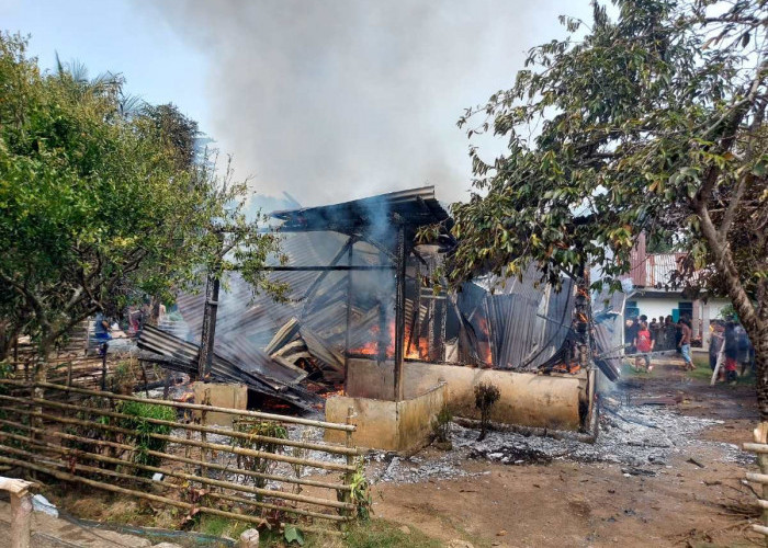 BREAKING NEWS: Rumah Warga Desa Sukarami Ludes Dilalap Si Jago Merah, Diduga Akibat Korsleting Listrik