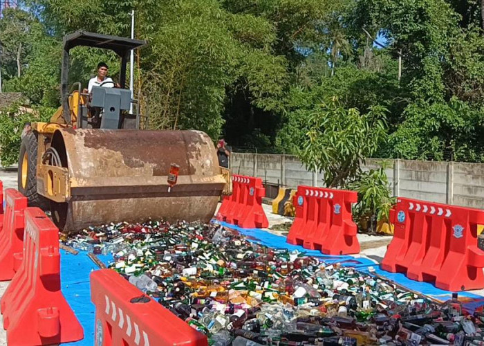 Alat Berat Musnahkan Ribuan Botol Miras, Hasil Razia Selama Ramadan di Bengkulu