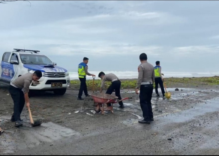 Jalan Lintas Bengkulu-Padang Dibersihkan dari Sampah dan Pasir usai Gelombang Pasang