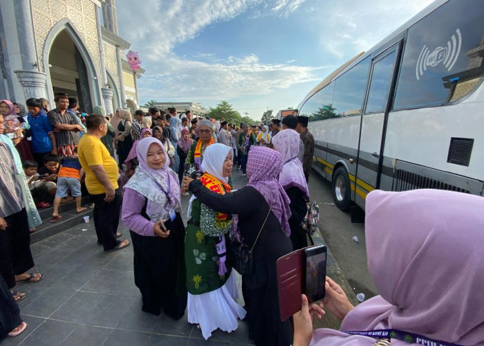 Penuh Haru, Keluarga Iringi Keberangkatan 178 Calon Jemaah Haji Asal Mukomuko ke Tanah Suci
