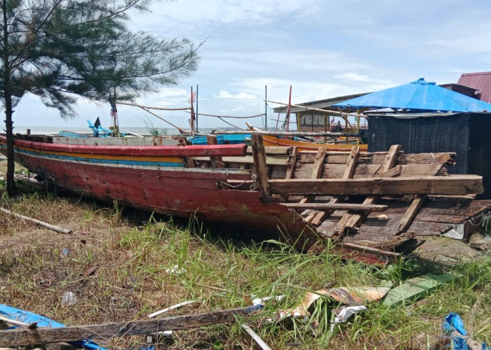 Dua Perahu Nelayan Pantai Malabero Karam Diterjang Gelombang Tinggi