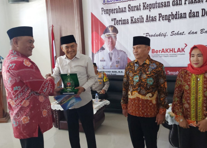 Pj Bupati Bengkulu Tengah Serahkan SK Pensiun Rachmat Riyanto: Terima Kasih Pengabdiannya