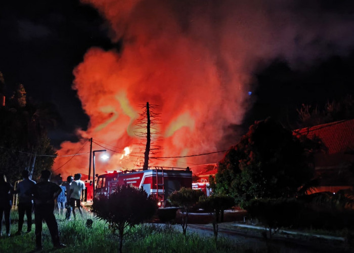 Gudang hingga 6 Bangkai Mobil di Panti Sosial Dinsos Bengkulu Hangus Terbakar