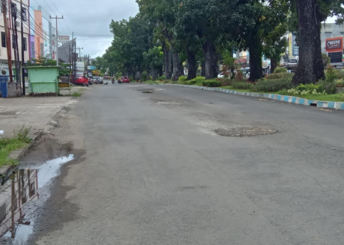 Jalan Jenderal Sudirman Alami Kerusakan Parah, Belum Tersentuh Perbaikan
