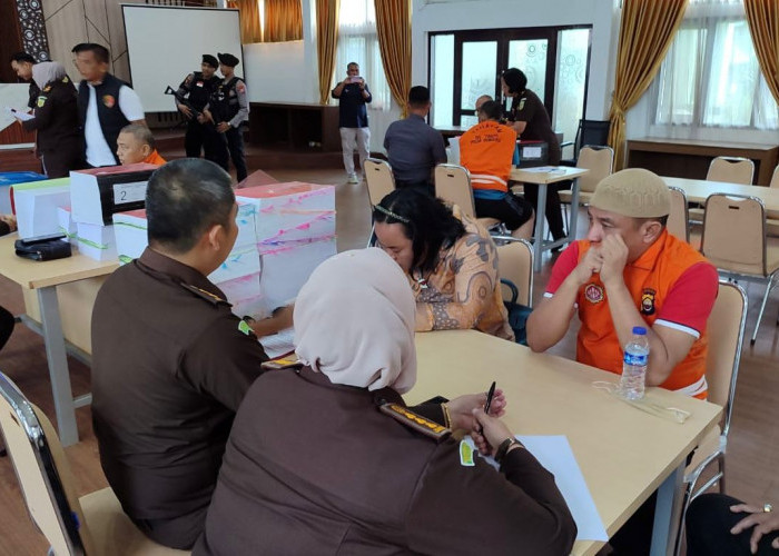 Polda Bengkulu Limpahkan 3 Tersangka Gratifikasi PDAM Tirta Hidayah ke Kejati