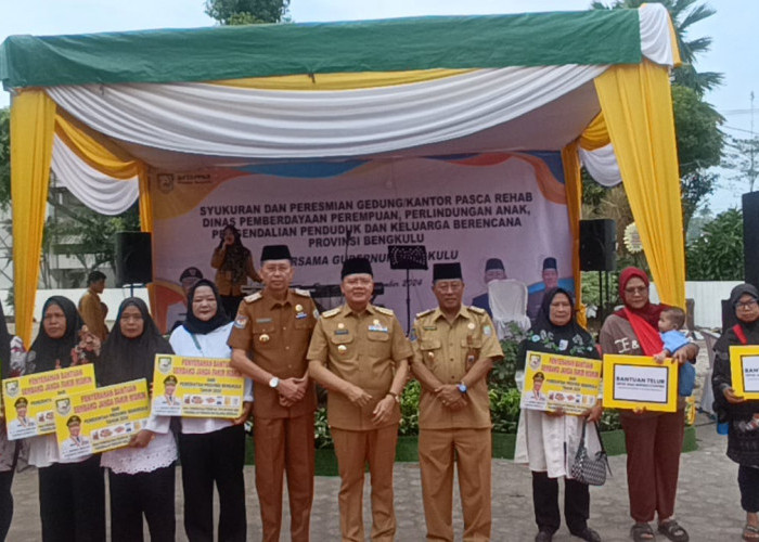 DP3APPKB Provinsi Bengkulu Serahkan Bantuan Sembako untuk Janda Fakir Miskin dan Keluarga Berisiko Stunting