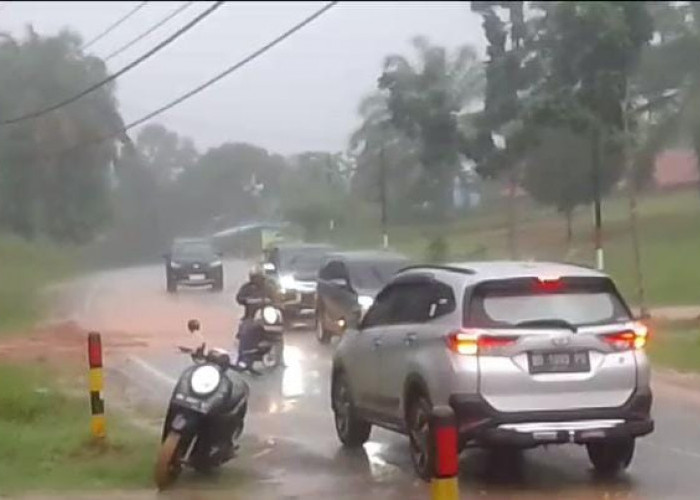 Hujan Deras, Ceceran Tanah Sebabkan Pengendara Motor Tergelincir di Jalinbar Seluma