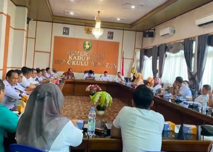 Tidak Punya Bendera Bukan Lagi Alasan, Pemkab BS Bagikan Merah Putih Gratis untuk Warga Sambut HUT RI ke-81