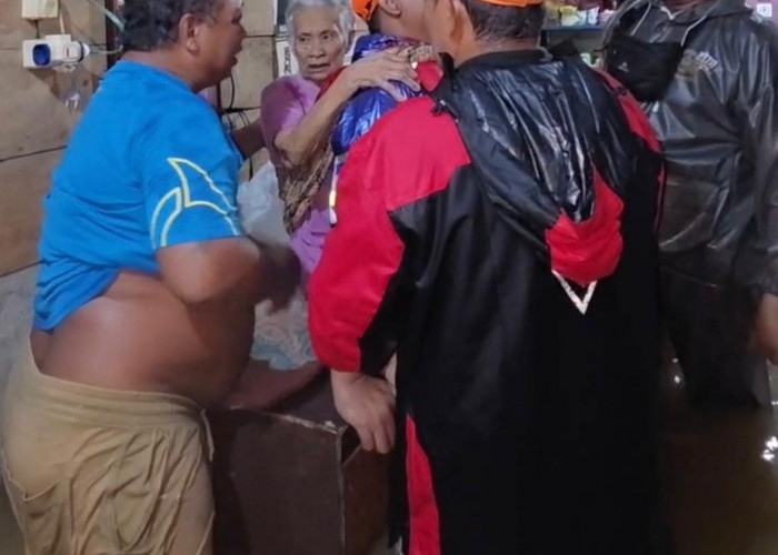 Kota Bengkulu Dikepung Banjir: Satpol PP Evakuasi Pasien Pasca-Amputasi dan Lansia di Titik Terparah