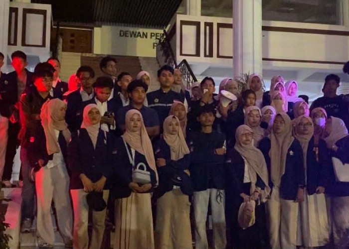 Geruduk DPRD Provinsi Bengkulu Jelang Magrib, Mahasiswa Unib Suarakan Penolakan Kenaikan BBM