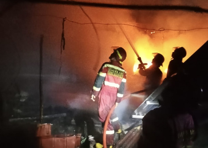 Kebakaran di Tanah Patah Hanguskan Rumah dan 4 Motor, Pemilik yang Menderita Stroke Nyaris Terpanggang