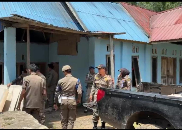Sapu Bersih Maksiat, Tim Gabungan Robohkan Bilik Prostitusi di Air Latak