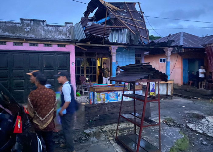 BREAKING NEWS: Diterpa Badai, 3 Rumah di Kepahiang Rusak Parah