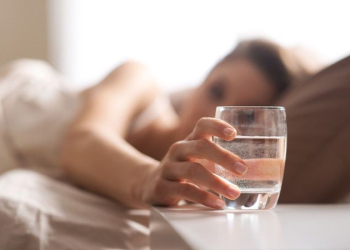 Sebelum Tidur Biasakan Minum Air Putih, Dapatkan 4 Manfaat Ini untuk Tubuhmu