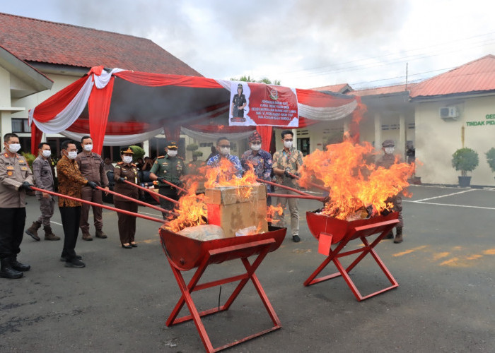 Kejari Bengkulu Musnahkan Barang Bukti Puluhan Kasus, dari 1 Kg Narkoba hingga Sajam