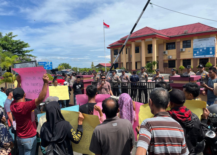 Masyarakat Adat Tana Serawai Gelar Aksi di PN Tais, Massa Pertunjukan Ritual Ini