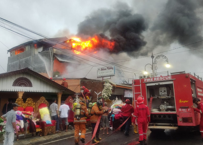 BREAKING NEWS: Salon Kecantikan di Jalan Flamboyan Kota Bengkulu Terbakar!