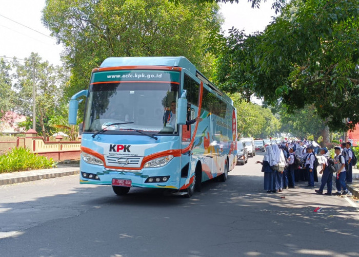 Bus KPK Masuk Curup, Ribuan Pelajar SMP dan SMA Turun ke Jalan