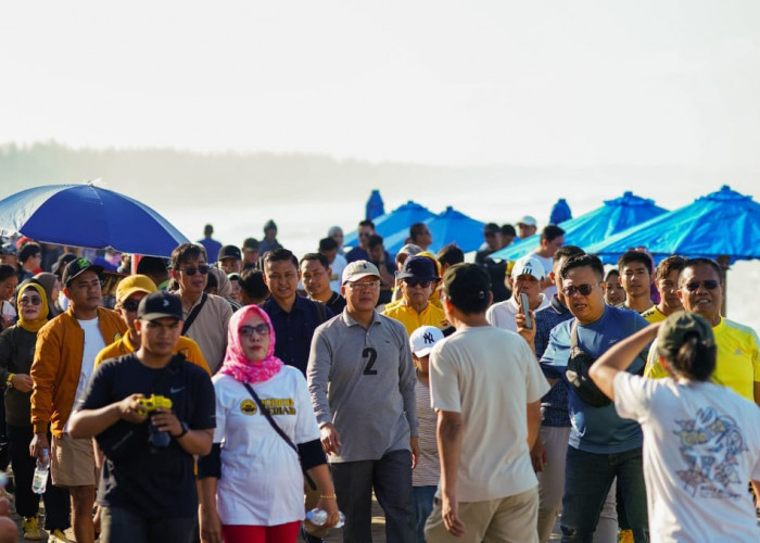 Rohidin Mersyah Jalan Santai di Kawasan Wisata Pantai Panjang, Warga Antusias Ikut Barisan 