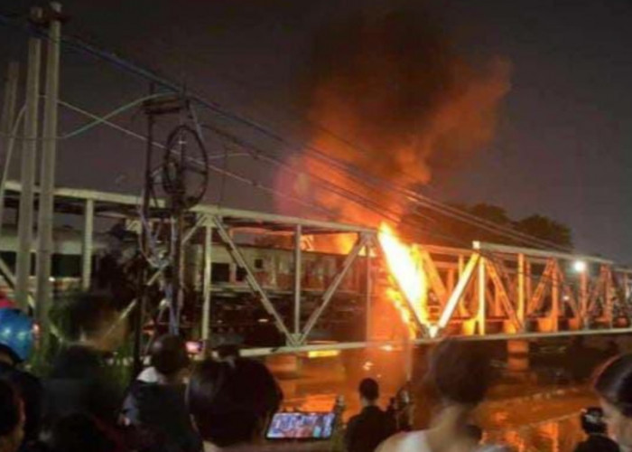 Api Berkobar, Kereta Api Tabrak Truk Tronton di Semarang, Begini Kondisi Masinis dan Penumpangnya