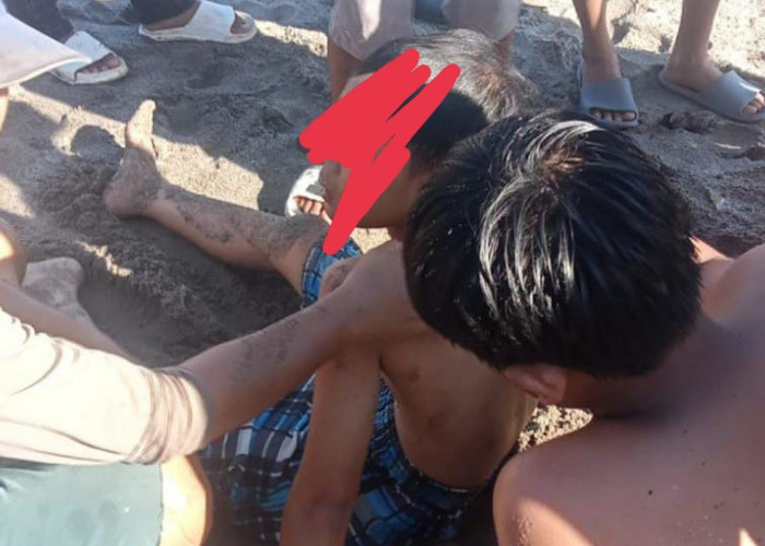 BREAKING NEWS: Mandi di Pantai, 2 Remaja Terseret Arus, 1 Orang Berhasil Diselamatkan 