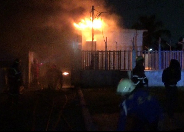 Korsleting Baterai, Shelter Tower Telkom di Kelurahan Pasar Baru Hangus Terbakar