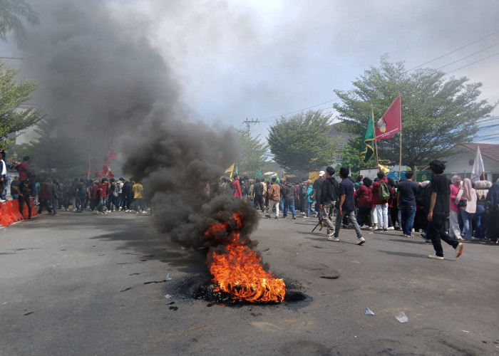 Demo 'Indonesia Gelap' di Bengkulu Memanas, Massa Bakar Ban hingga Terobos Polisi 