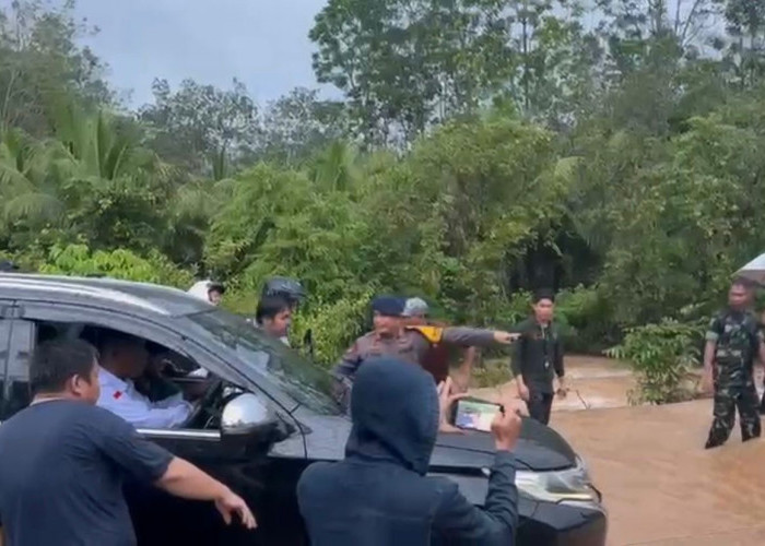 Dansat Brimob Bahu-Membahu Bersama TNI dan Warga Buka Akses Jalan Akibat Banjir