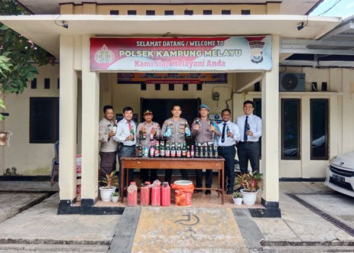 Ops Pekat Nala I, Polsek Kampung Melayu Amankan 37 Botol Miras dan 70 Liter Tuak 
