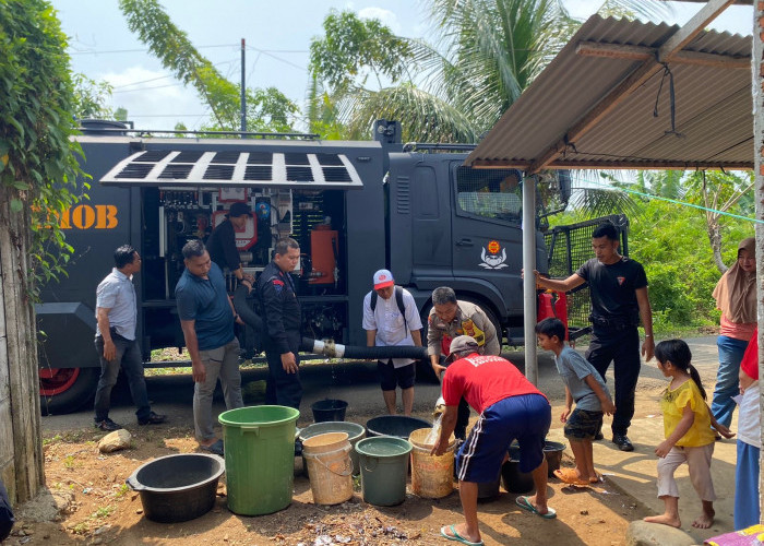 Dampak Kemarau, Satbrimob Polda Bengkulu dan Polsek Selebar Salurkan 5.000 Liter Air Bersih