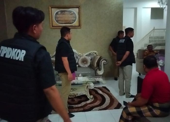 Polda Bengkulu Geledah Rumah Direktur PDAM, Sita Buku Tabungan Berisi Ratusan Juta Rupiah