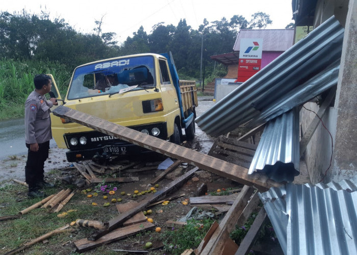 Diduga Rem Blong, Truck Pasir Tabrak Pedagang Jeruk