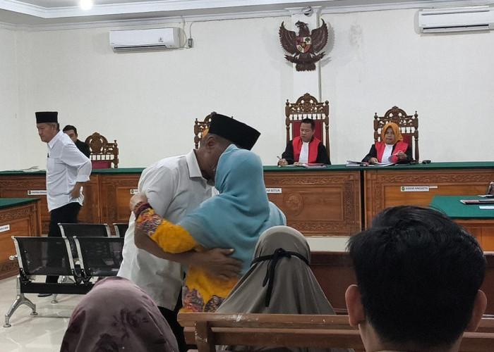 Terdakwa Korupsi Dana BOS SMPN 17 Kota Bengkulu Menangis di Persidangan, Minta Keringanan Hukuman 