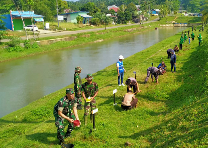 Karya Bakti TNI Antisipasi Banjir dan Wabah Penyakit, Kodim 0425 Seluma Tanam Pohon, Bersih Sampah