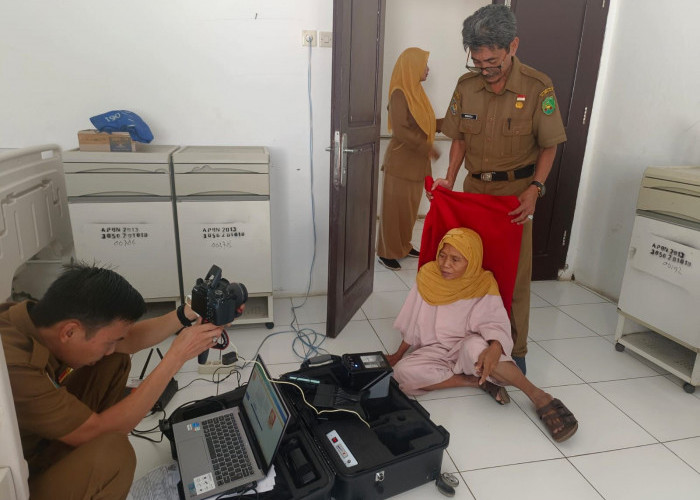 Gencarkan Jemput Bola, Dukcapil Kota Bengkulu Lakukan Perekaman e-KTP bagi Puluhan ODGJ dan Lansia