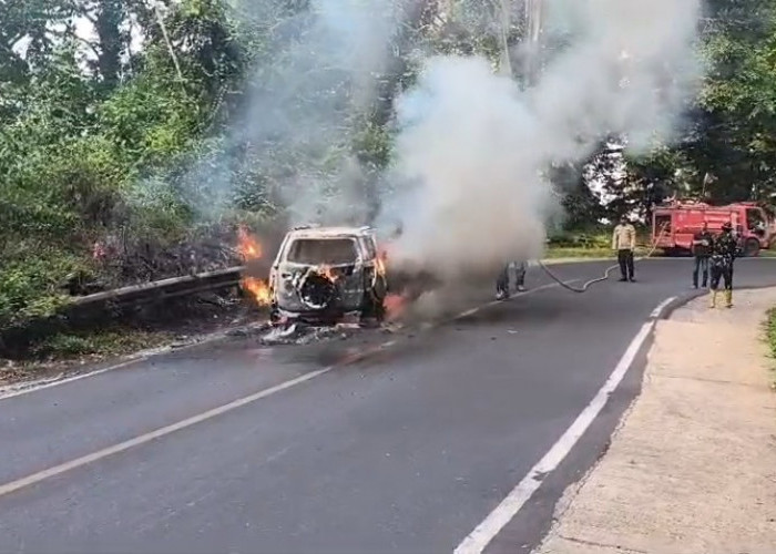 Daihatsu Terios Terbakar di Liku 9 Bengkulu Tengah, Diduga Akibat Korsleting Mesin