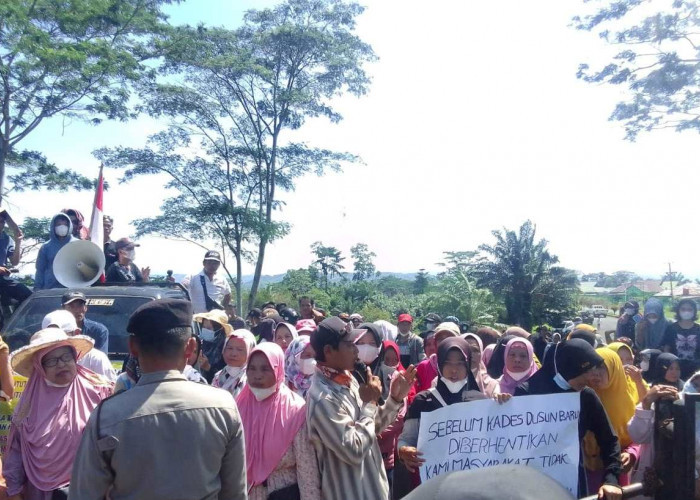 Tagih Janji Pemkab soal Pemberhentian Kades, Ratusan Warga Dusun Baru Gelar Demo Kedua