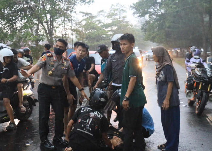 Sigap! Kapolda Bengkulu Turun Tangan Bantu Evakuasi Korban Kecelakaan di Pantai Panjang