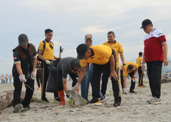 Bersihkan Sisa Libur Lebaran, Ribuan Personel Polda Bengkulu dan TNI Serbu Kawasan Wisata