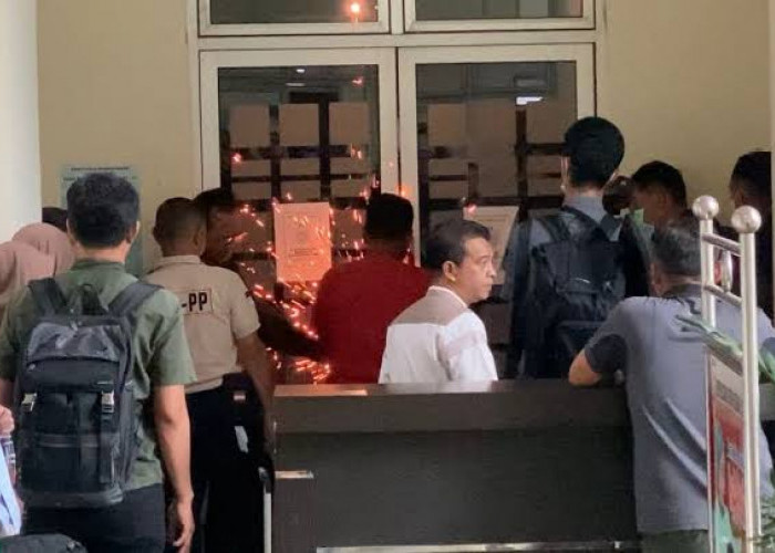 Pintu Kantor Bupati Rejang Lebong Tak Bisa Dibuka, KPK Bongkar Paksa dengan Gerinda