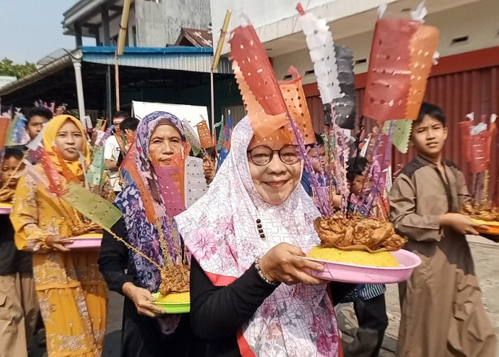 Warga Talang Kering Arak Ratusan Nasi Jambar Sambut Peringatan Maulid Nabi