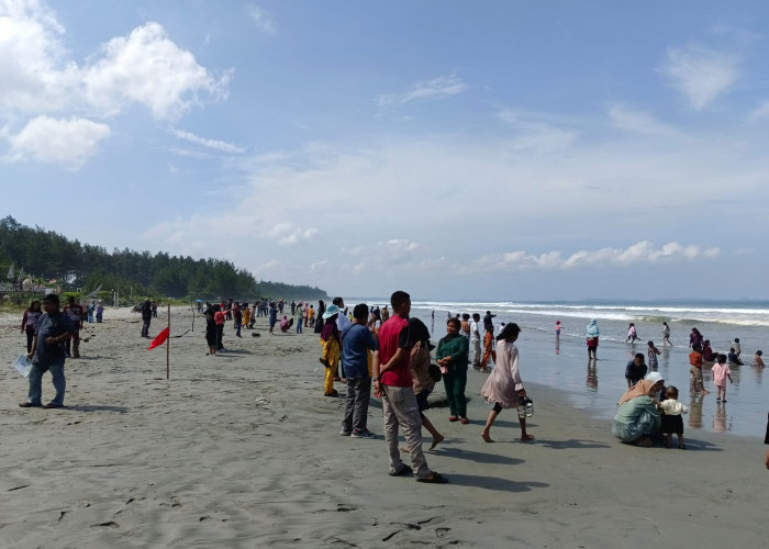 Bandel! Patok Larangan Mandi di Pantai Panjang Bengkulu Dilanggar Pengunjung