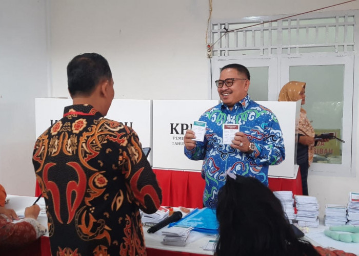 Pj Wali Kota Bengkulu Gunakan Hak Pilih di TPS 4 Cempaka Permai